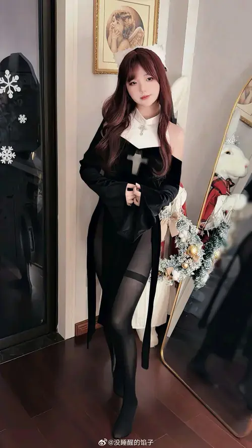 8 Loạt ảnh gái xinh hóa thân nữ tu nóng bỏng, outfit chỉn chu và biểu cảm đầy cuốn hút