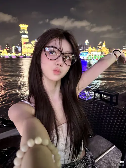 23 Bạn nữ áo sơ mi trắng ngồi sát khung cửa, tóc mái lưa thưa và ánh nhìn hơi nghịch