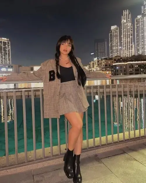 18 Trước gương phòng ngủ, cô nàng tóc nâu chụp selfie với bodysuit họa tiết mạng nhện