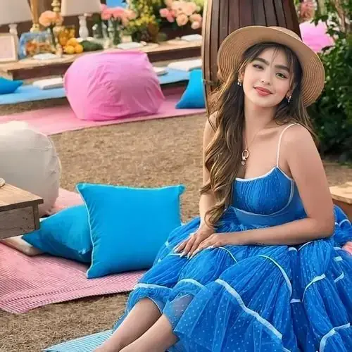14 Ở góc chụp cận mặt, cô gái tóc bạch kim chống tay lên má với son đỏ nổi