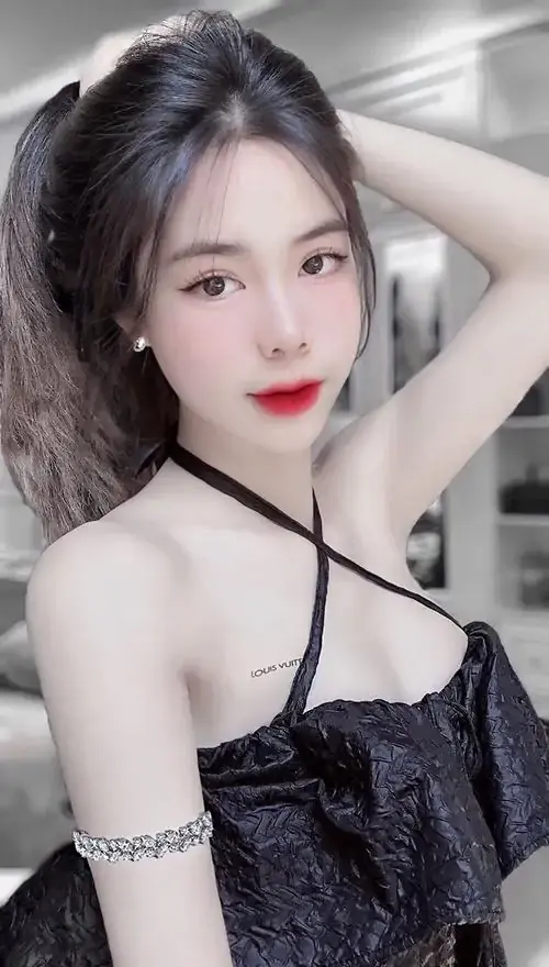 15 Người đẹp mặc váy trễ vai đứng dưới ánh đèn màu, vòng cổ vàng hợp vibe visual sang