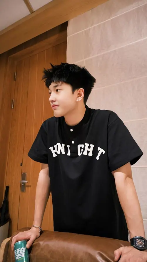 10 Trong góc phòng nhỏ, hot boy Việt Nam mặc áo trắng phối quần jean, cầm điện thoại che một phần mặt