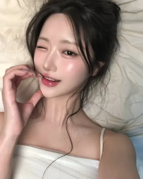 5 Áo thể thao trắng số 23 hiện rõ trong bức selfie của cô gái tóc búi cao