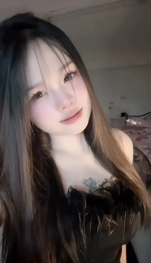 3 Cô gái áo kẻ đỏ đen ngồi bên bàn ăn, hai tay cầm điện thoại
