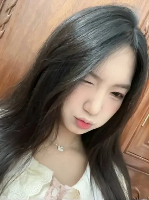 29 Cô gái đeo kính cài hoa tím trên tóc, chụp cận mặt ngoài đồng cỏ sáng nắng
