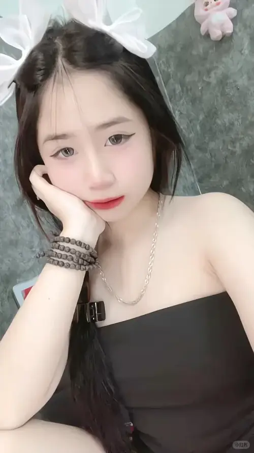 27 Cô gái váy trắng đứng trên cầu cảng, tóc dài bay nhẹ trước biển xanh và trời trong