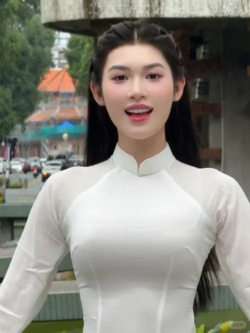 26 Bên ô cửa cao, gái xinh Việt Nam váy xanh mint cầm điện thoại chụp gương tóc buộc nửa