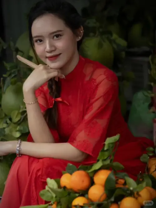 24 Dưới lá cờ đỏ sao vàng, cô gái đội nón lá ngồi cạnh bàn gỗ trong quán Việt