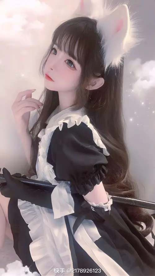 15 Cô gái tóc nâu diện maid anime cạnh ô cửa, má ửng nhẹ và tạp dề gọn