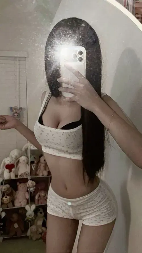 14 Trong căn phòng nhỏ nàng chụp gương với áo quây trắng quần lót đồng màu và tóc xõa