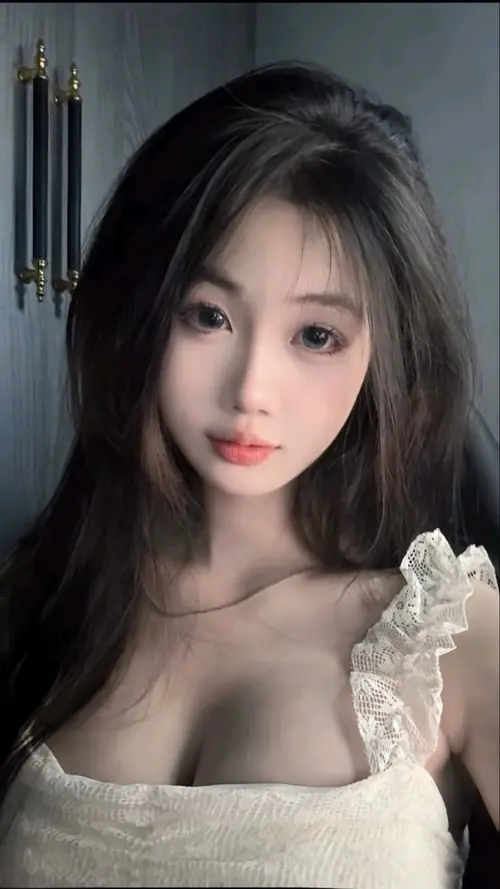24 Ánh sáng bên cửa sổ chiếu lên áo hai dây lộ ngực, điện thoại che gần nửa mặt.