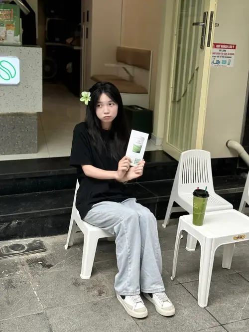 11 Gái xinh Trung Quốc tóc đen ngồi ở quán nhỏ mặc áo sáng màu cầm ly nước đá