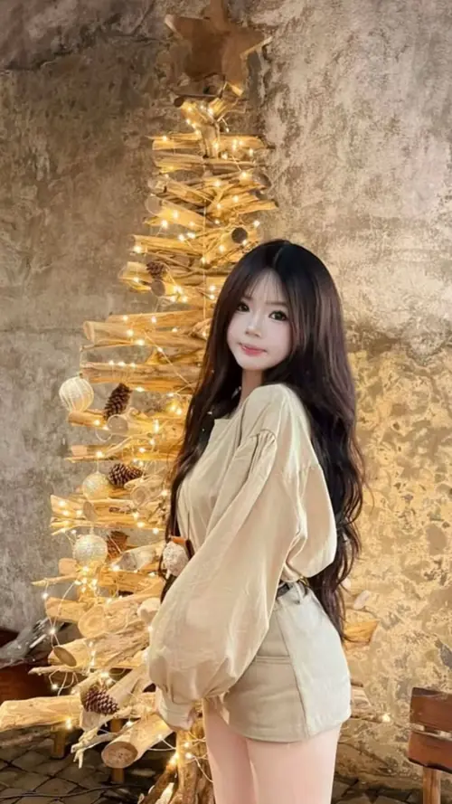 6 Bên mảng tường vàng ấm, cô nàng áo kem đứng nghiêng, mái tóc dài buông qua vai
