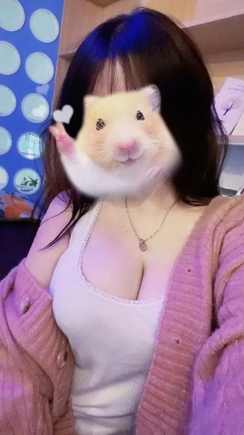 12 Gương selfie ghi lại áo xám ôm vú, mái tóc dài và ốp điện thoại màu đen.