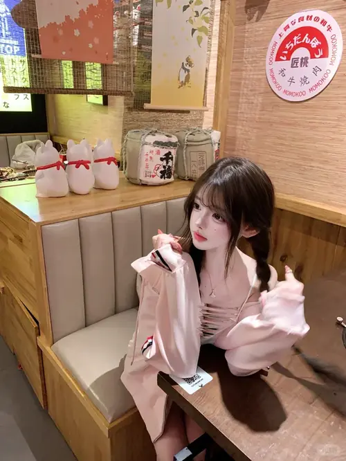 14 Trong tiệm trà sữa sáng màu, cô nàng áo hồng nhạt ngồi cúi mắt bên ly đồ uống