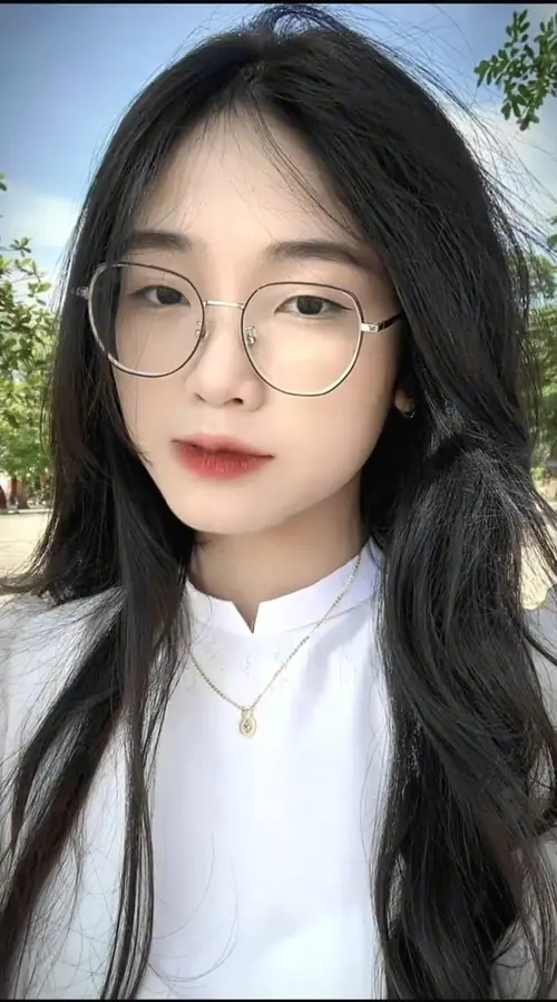 9 Nét mặt điềm nhẹ, ảnh gái xinh đeo kính cute với áo trắng cao cổ và tóc xõa ngoài trời