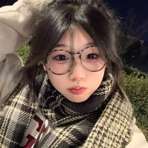 14 Ánh sáng ban đêm phủ lên gương mặt, cô gái quàng khăn caro chụp selfie với kính tròn hồng