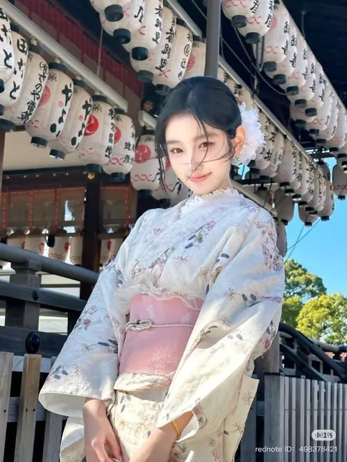 14 Trước dãy đèn lồng ở khu phố cổ, cô nàng diện yukata sáng màu, tóc búi gọn gàng