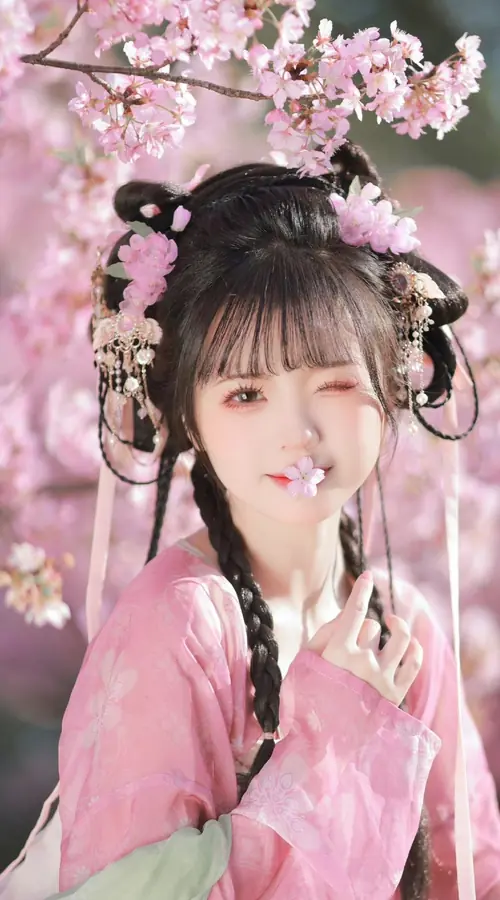 15 Mỹ nhân xứ phù tang áo hồng dưới hoa anh đào, tóc tết hai bên và tay cầm hoa