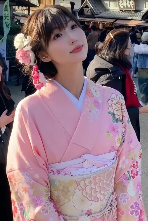 18 Giữa đám đông lễ hội, cô gái kimono hồng ngước mặt, phụ kiện hoa cài sát mái tóc
