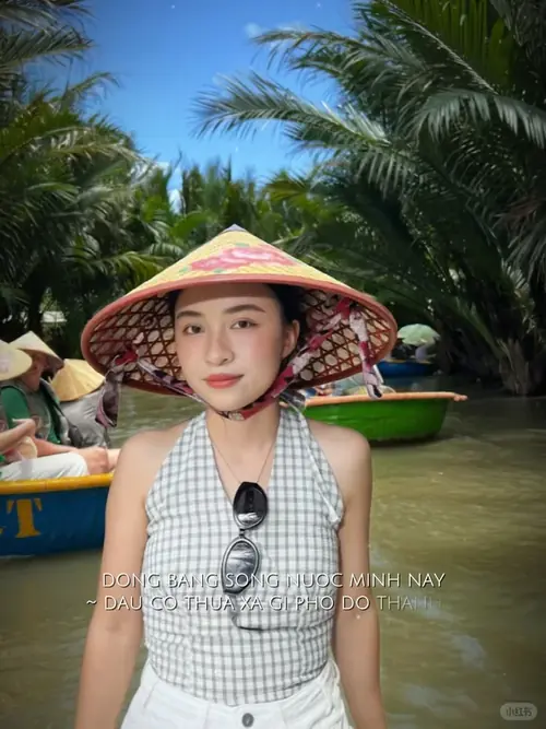 14 Bên bàn sát mặt nước, cô nàng áo nâu ngồi trong bóng mát với mái tóc thả vai