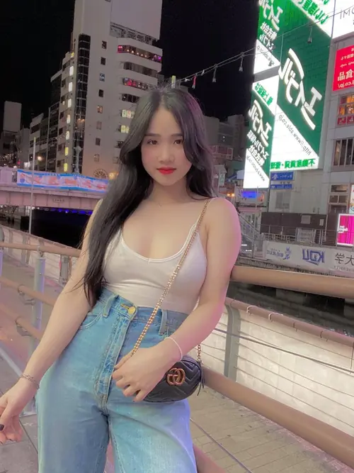 11 Gái xinh Việt Nam mặc áo dài xanh nhạt, đưa tay che nắng trước khung cửa sổ sáng