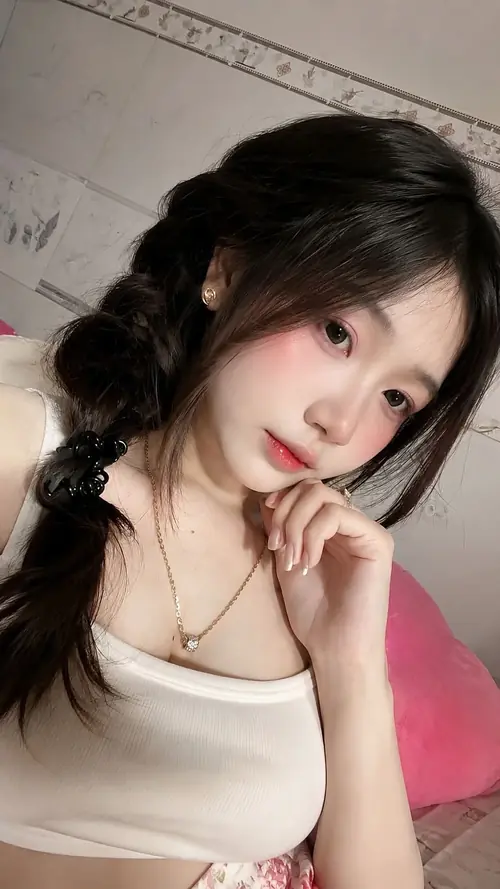 8 Giữa khu vui chơi ngoài trời, cô nàng áo kem quần short denim tạo dáng với mũ lưỡi trai