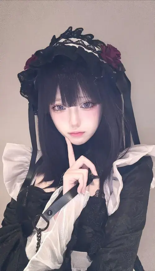 13 Ảnh người mẫu cosplay nữ tu quyến rũ với tạo hình đen trắng, ánh mắt sâu và dáng đẹp