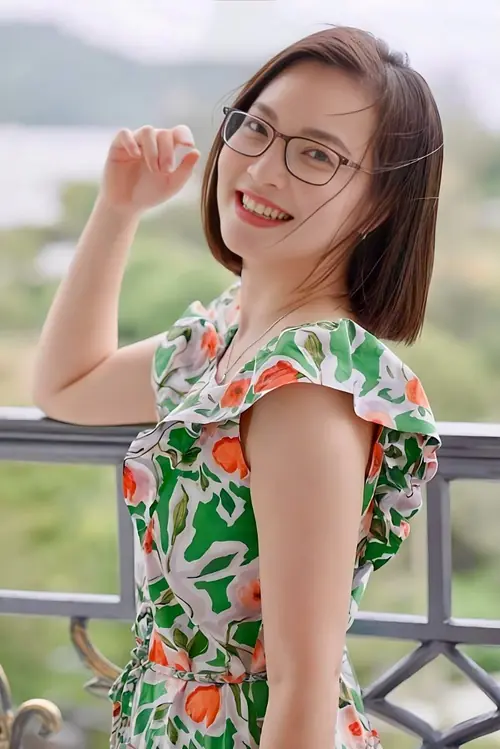 7 Cô gái váy trắng cầm nhánh hoa, mái tóc dài xoăn nhẹ giữa khu vườn nắng dịu