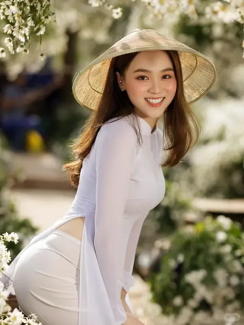 1 Cô gái xinh Việt Nam áo thun đen ngồi bên xe máy phố đêm với tóc dài xõa