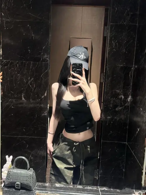13 Cô gái mặc áo croptop đen chụp gương trong thang máy tối, dáng đứng thẳng và tay che mặt
