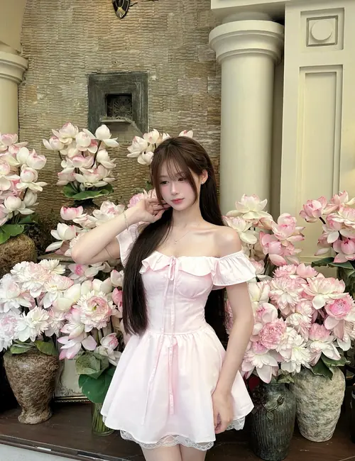 13 Cô nàng váy hồng ngồi giữa hoa hồng phấn, nụ cười hiền lành ấm áp