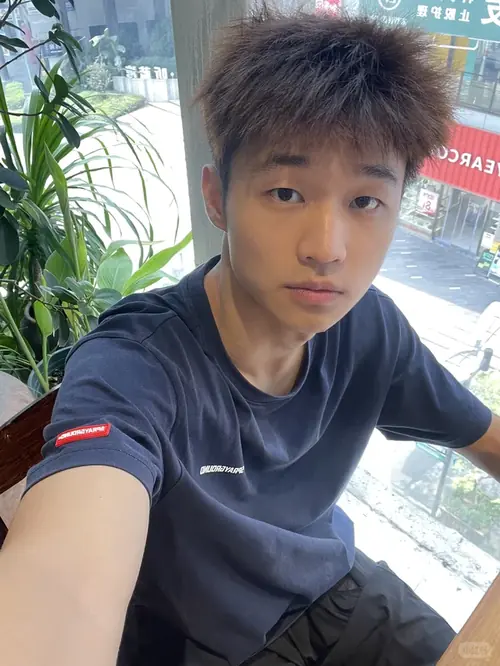 12 Qua góc chụp selfie cận mặt, chàng trai áo xanh đậm nhìn máy ảnh với tóc hơi xù