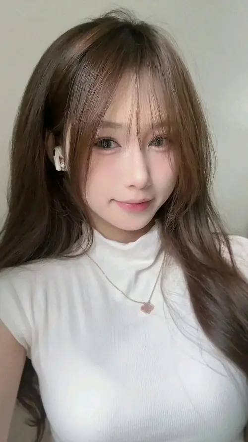 19 Hai bàn tay chống cằm, cô gái ngồi cạnh cửa kính với đồng hồ trên cổ tay