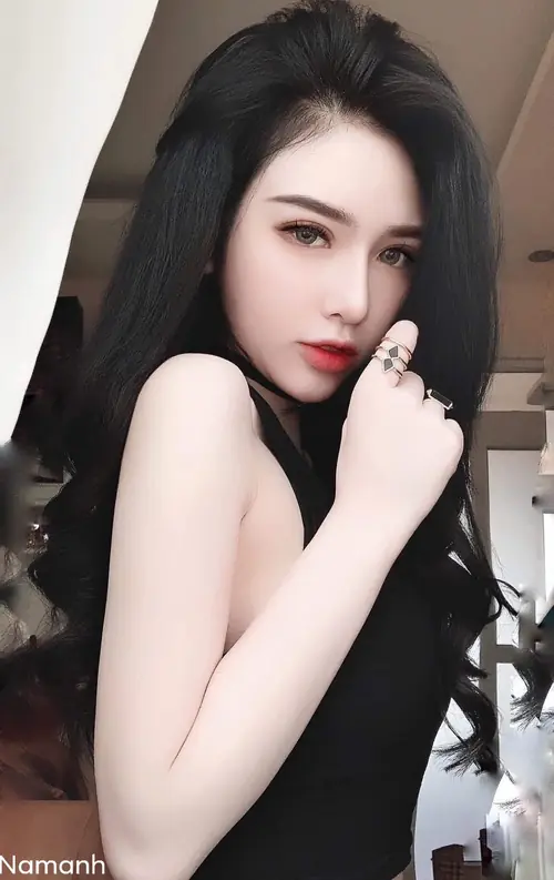 17 Kẹp hoa trắng trên mái tóc, cô gái mặc áo ren cổ cao chụp trong nền tối