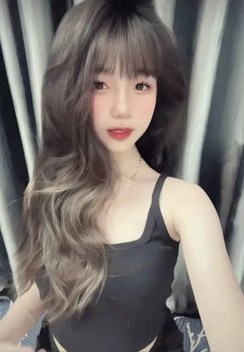 14 Váy đen ôm gọn thân người, cô gái đứng dưới hàng cây gần mặt nước