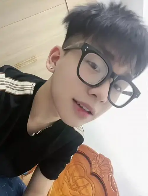 179 Ảnh Trai 2k10 Đẹp Chuẩn Teen tóc gọn gàng nụ cười tươi và ánh mắt hiền hòa