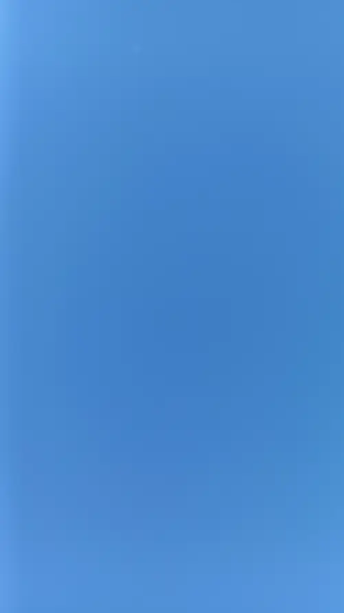 19 Phông nền xanh đậm có đường sáng mảnh, tạo vẻ chỉn chu cho nội dung thương hiệu