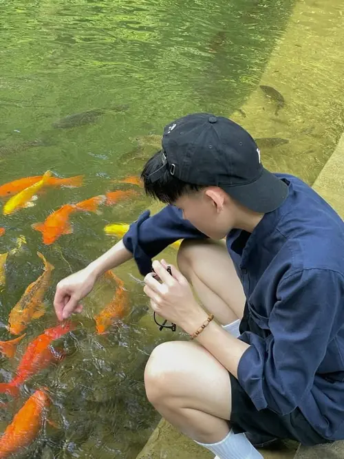 5 Nam thần Việt ngồi giữa khu vườn râm mát, áo trắng đơn giản và dáng pose khá tự nhiên