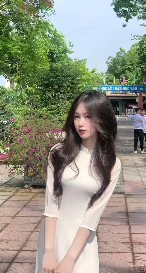 4 Một nàng thơ trong tà áo dài pastel, khẽ nghiêng đầu giữa khu vườn xanh yên bình