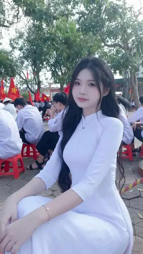 7 Cô gái mặc áo dài xanh đứng bên hồ, chọn dáng chụp tự nhiên và ánh mắt thư thái