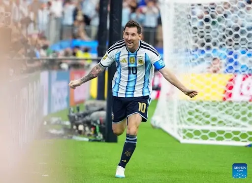 Đội trưởng Argentina linh hoạt thay đổi kỹ thuật sút phạt đền để đánh lừa thủ môn đối phương. Đội trưởng Argentina linh hoạt thay đổi kỹ thuật sút phạt đền để đánh lừa thủ môn đối phương.