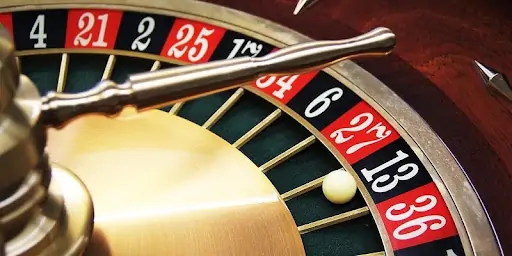 1 Giao diện bàn cược roulette rikvip trực tuyến với các ô số và chip cược chi tiết