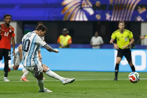 1 Messi sở hữu hơn 110 bàn thắng penalty với tỷ lệ chuyển hóa xấp xỉ 80%.