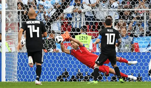 2 Sự lạnh lùng trên chấm 11m góp công lớn đưa Argentina lên ngôi vô địch World Cup.