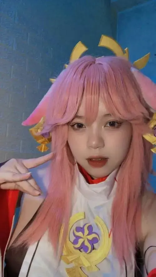 89 Bộ 99 Ảnh Gái Xinh Việt Nam Cosplay trong váy dài mềm mại giữa bối cảnh sân vườn